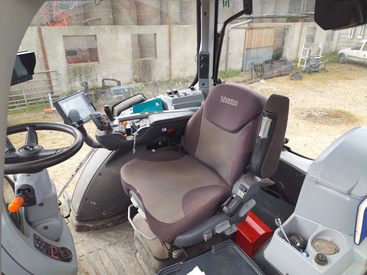 Tracteur VALTRA T174 - photo slide 13