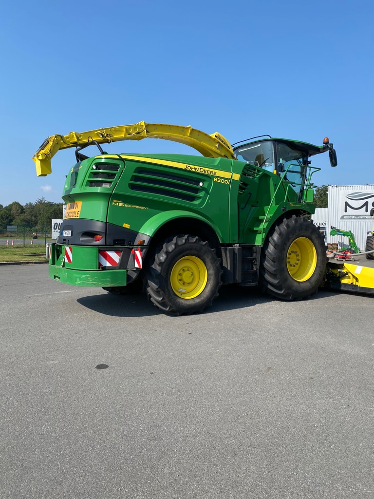 Ensileuse JOHN DEERE 8300 i - photo slide 3