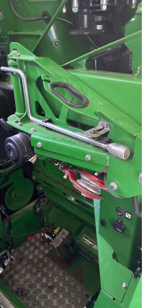 Ensileuse JOHN DEERE 8300 i - photo slide 10