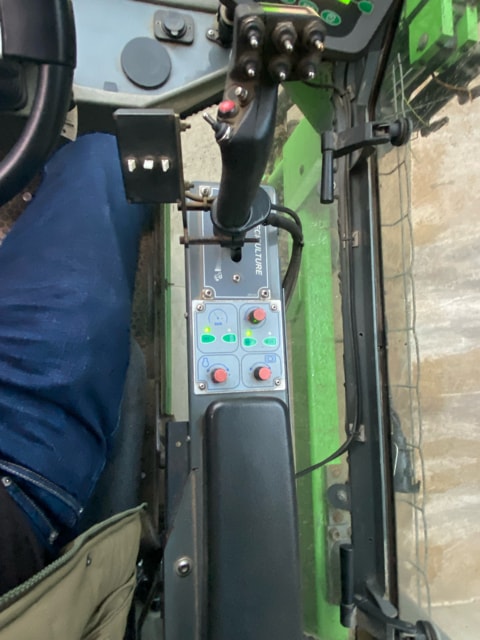 Tracteur enjambeur TECNOMA T140 - photo slide 10