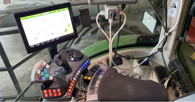 Tracteur FENDT 724 power plus - photo slide 10