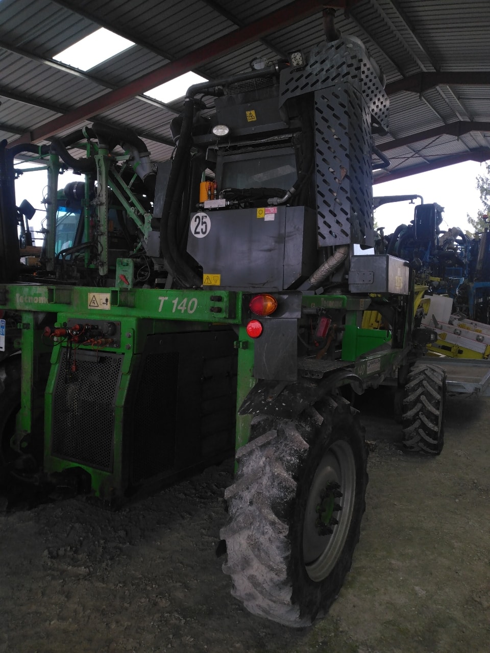 Tracteur enjambeur TECNOMA T140 EVO - photo slide 3