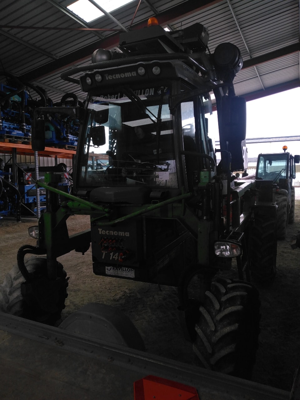 Tracteur enjambeur TECNOMA T140 EVO - photo slide 1