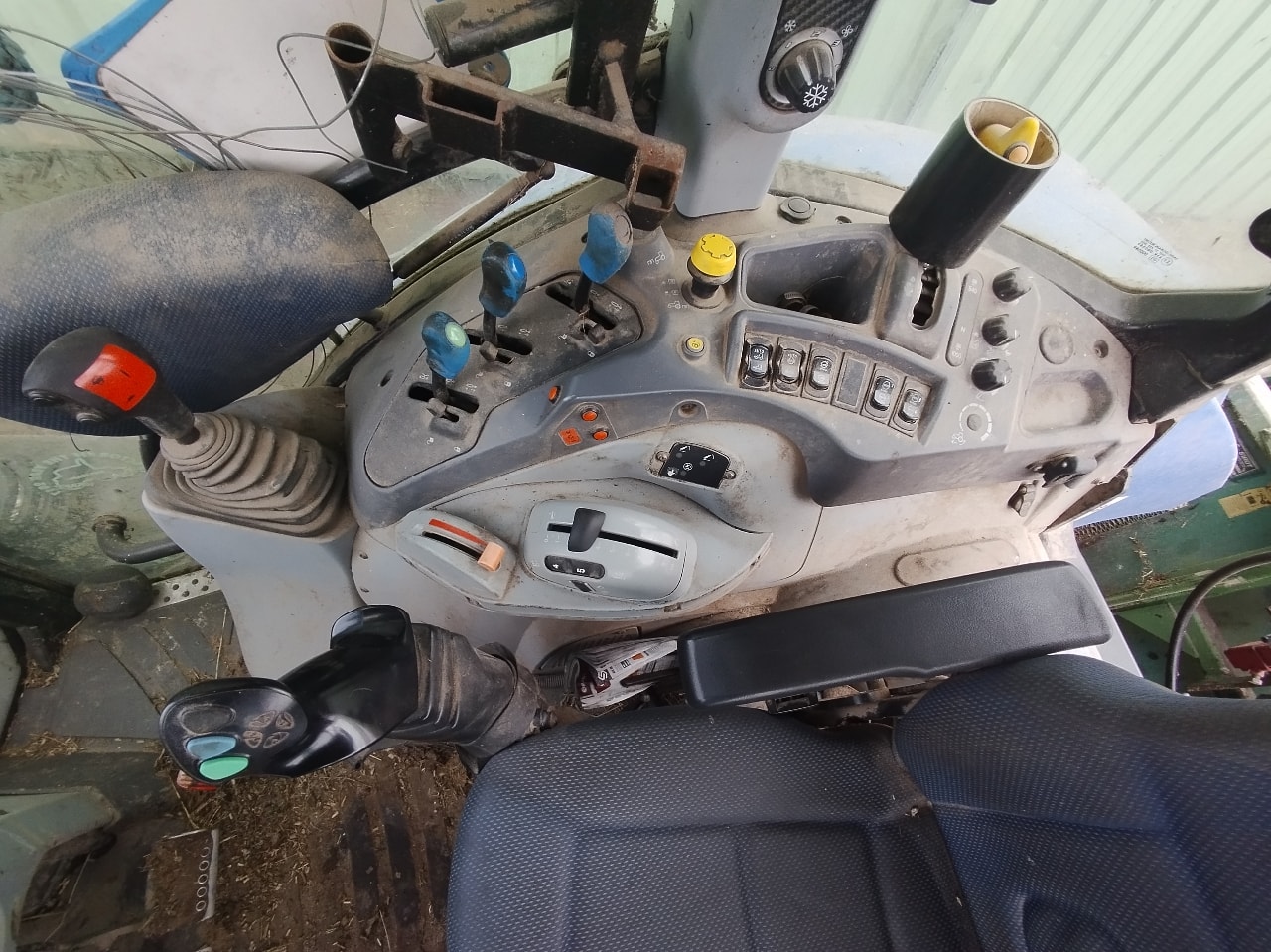 Tracteur chargeur NEW HOLLAND T5.100 EC - photo slide 5