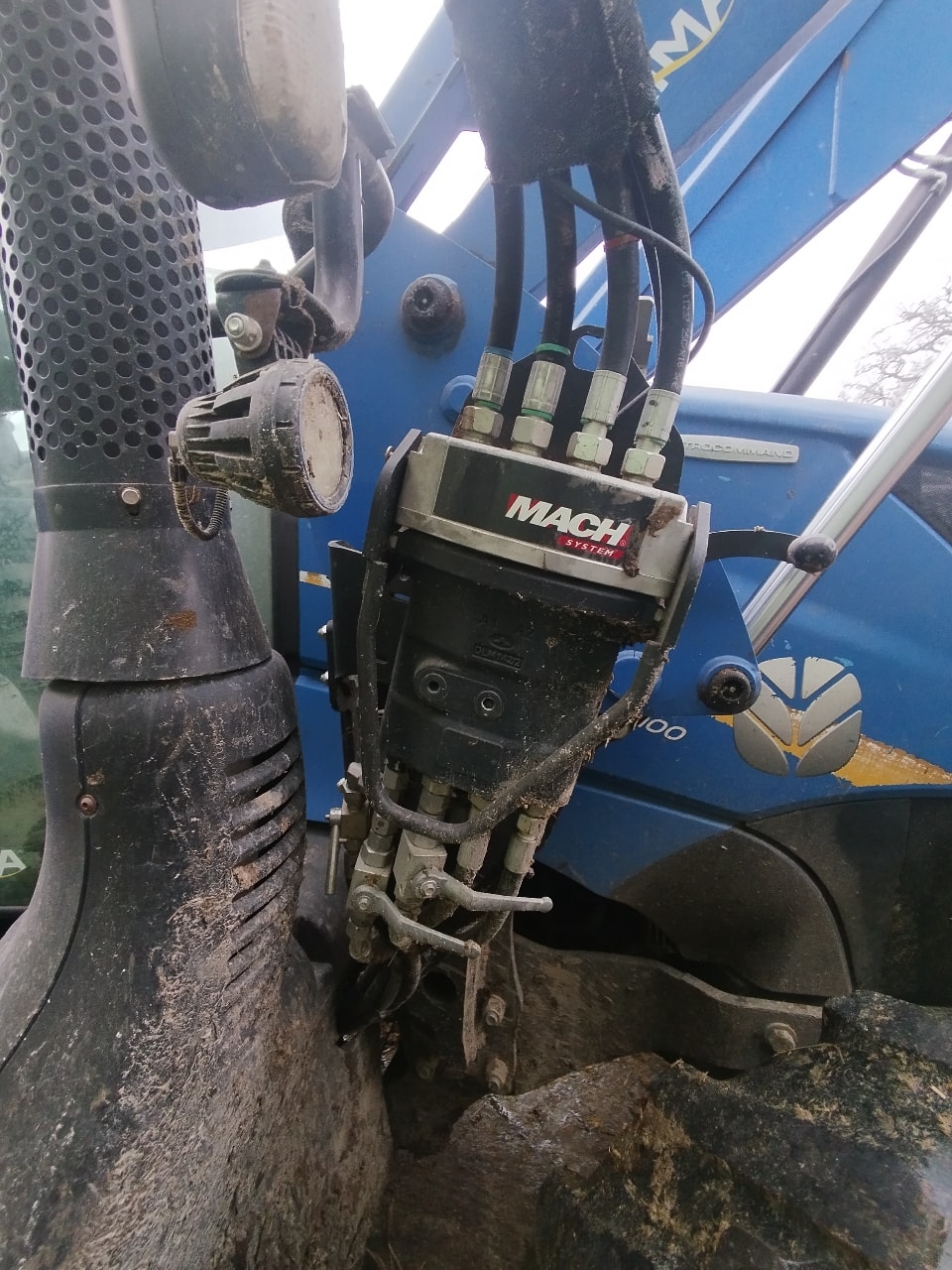 Tracteur chargeur NEW HOLLAND T5.100 EC - photo slide 12