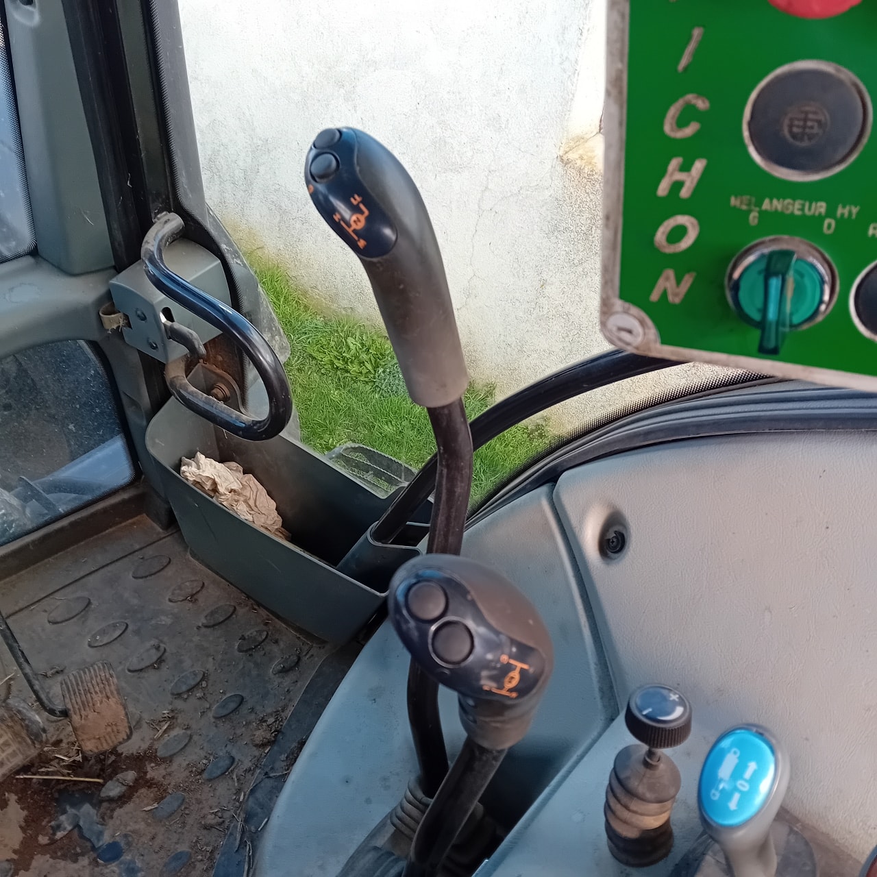 Tracteur VALTRA T 133 HITECH - photo slide 3