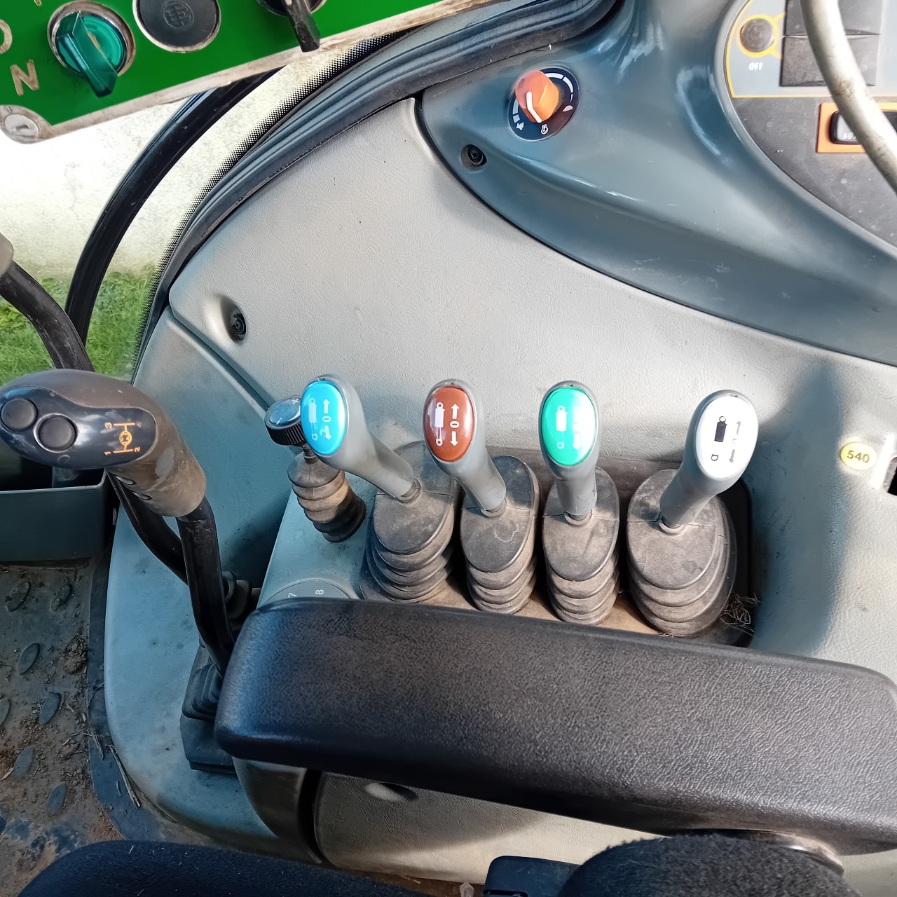 Tracteur VALTRA T 133 HITECH - photo slide 5