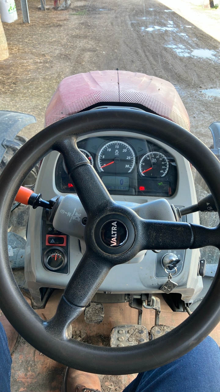 Tracteur VALTRA N134 Hitech - photo slide 12