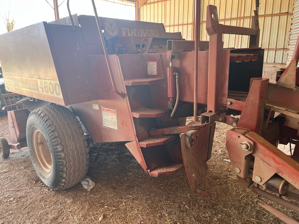 Presse moyenne densite FIAT Hesston 4600 - photo slide 6